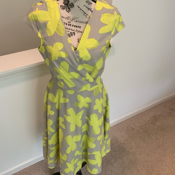 Alex +Alex Floral Wrap Dress in Gray and Yellow size 8 - Picture 3 of 10